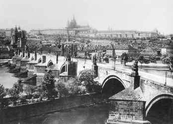 Utsikt över Prag som visar det kejserliga palatset (Hradschin) och Karlsbron, sent 1800-tal